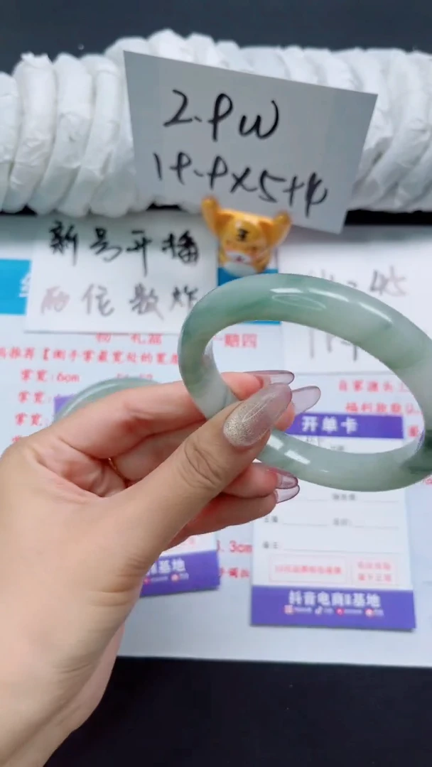 【闪购商品】石英质玉手镯未镶嵌235