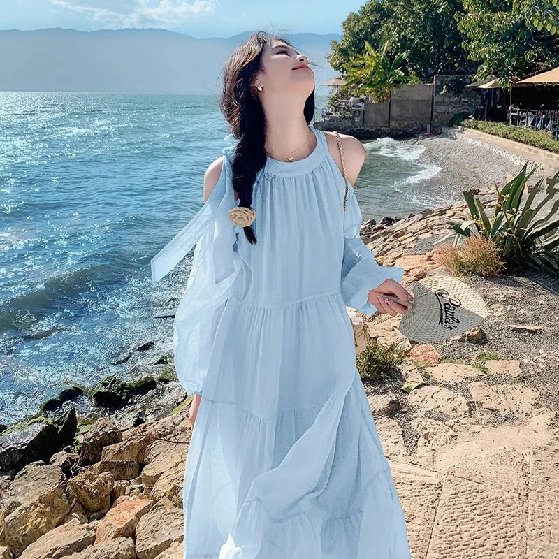 浅蓝海边度假连衣裙女2025春夏新款今年流行漂亮甜美露肩仙女裙子
