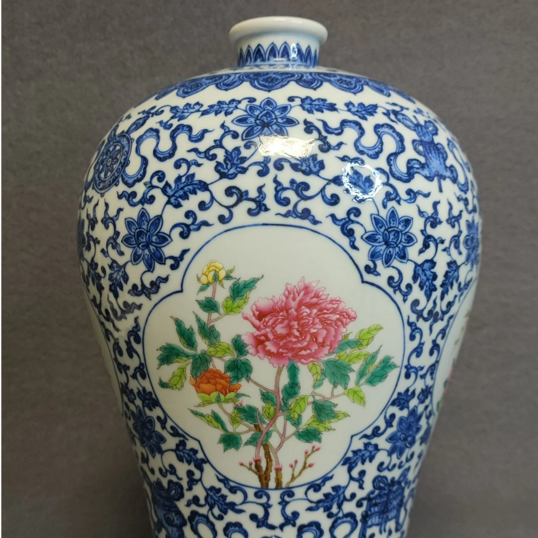 《四季如春》青花粉彩梅瓶