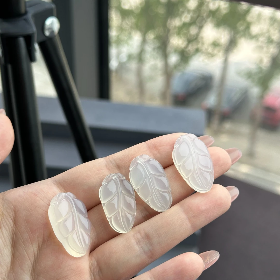 天然玛瑙玉髓高冰小树叶吊坠