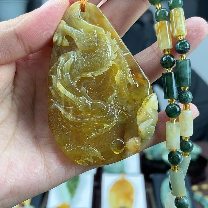 蛇纹石玉颈饰未镶嵌