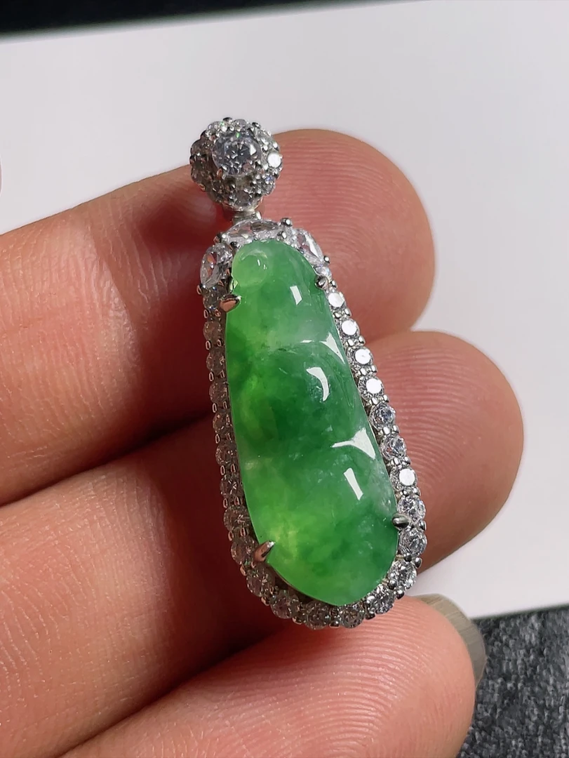 （缅料翡翠A货）925银镶嵌冰种飘绿福豆吊坠（尺寸34.2-12.3-8.6）