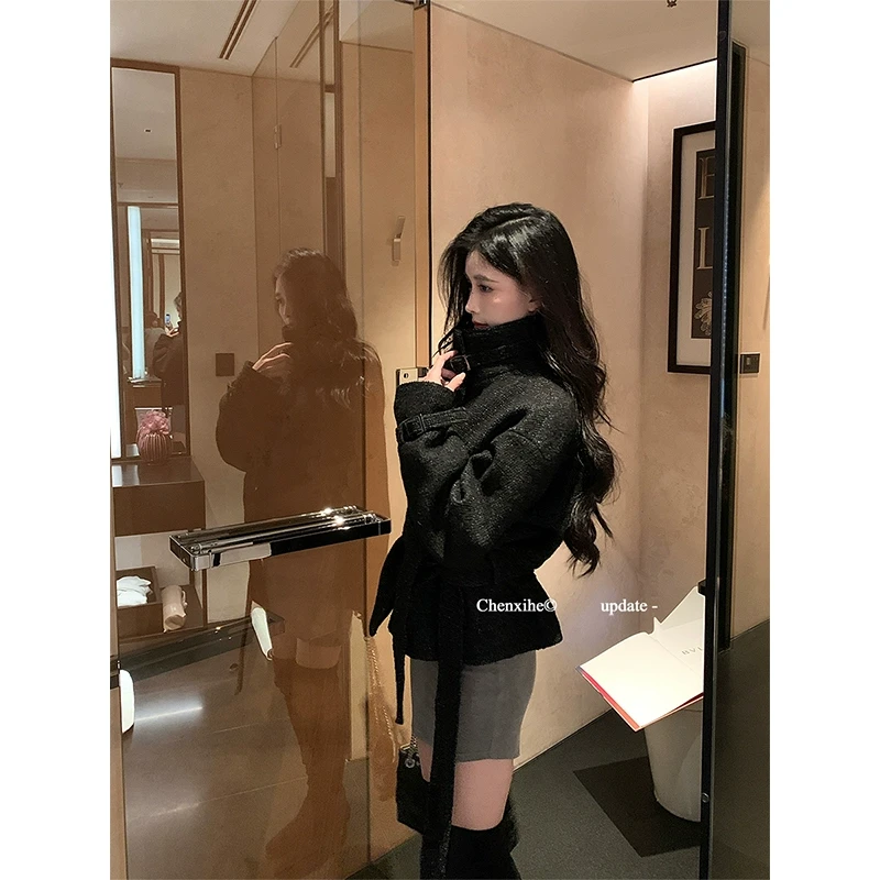 何晨曦  修身抗风保暖短款立领收腰双色感毛毛外套女秋冬T0622W