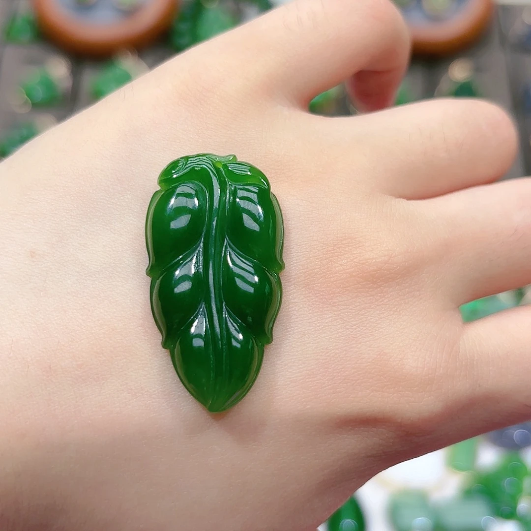 和田玉吊坠(不含链)18K金镶嵌辣绿叶子