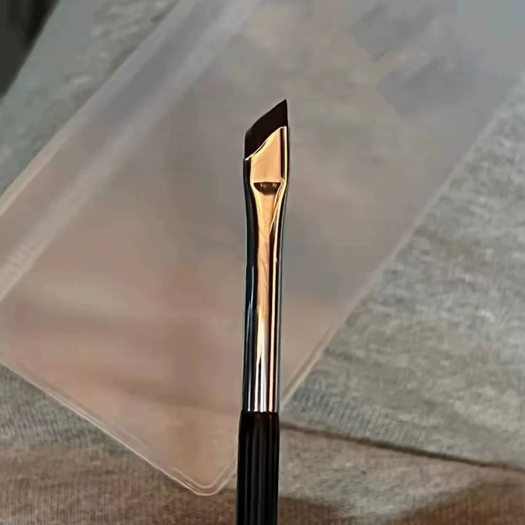 巨巨巨好用！斜角刀锋眼线刷眼睑下至卧蚕化妆刷斜角眉刷精准极细