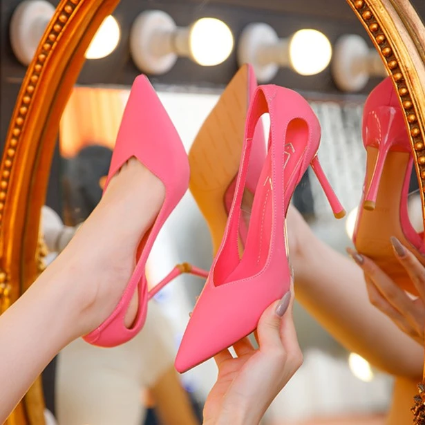 冷艳女郎尖头气质细跟少女百搭夏法式裸色浅口网红设计感高跟鞋