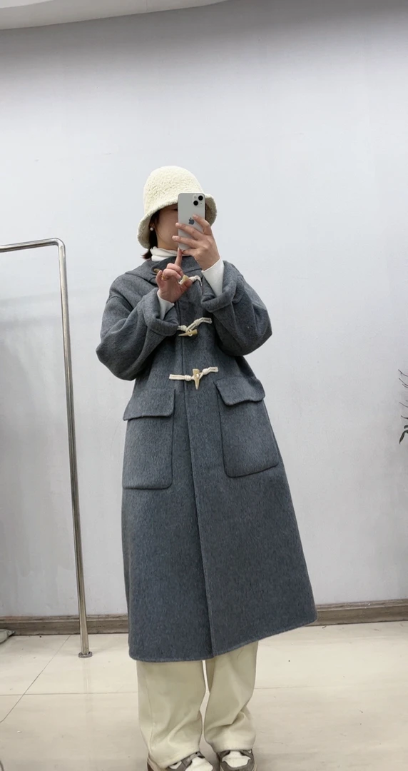 虞美人推荐～灰色帽子款大衣（只调不退）
