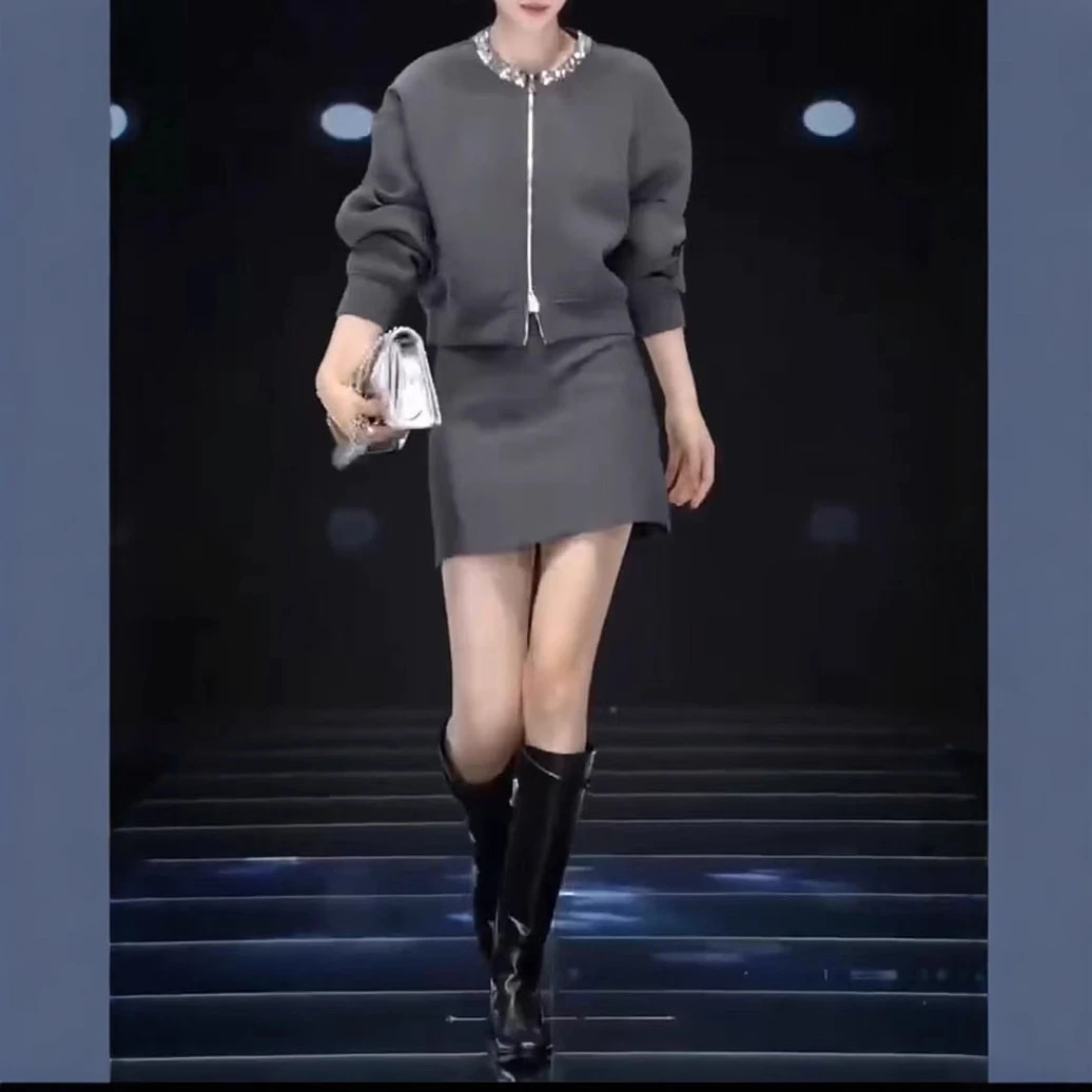 灰色运动套装女2024秋冬新款气质钉珠烫钻拉链圆领卫衣短裙两件套