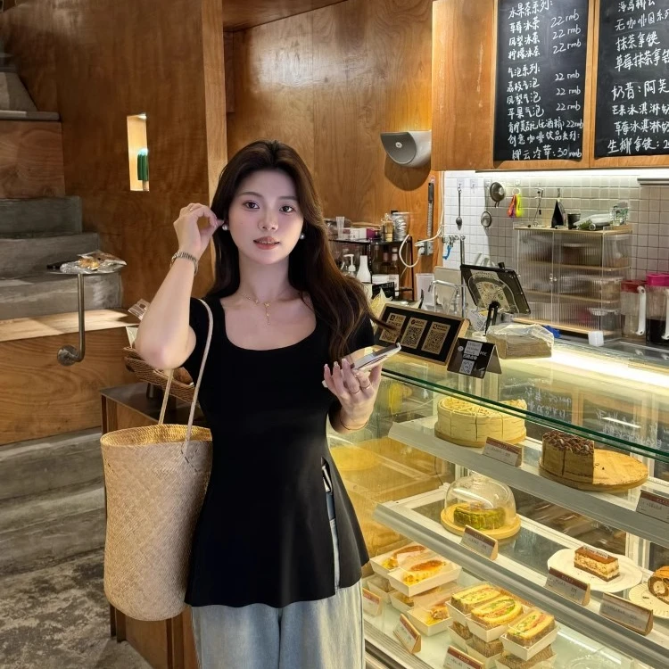 法式气质黑色u领针织衫夏季女收腰显瘦修身开叉设计感短袖上衣夏