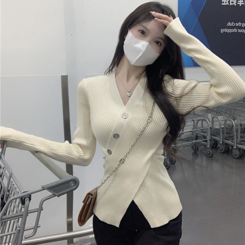 秋冬新款气质A4腰不规则V领纽扣修身显瘦设计感长袖针织衫女小众