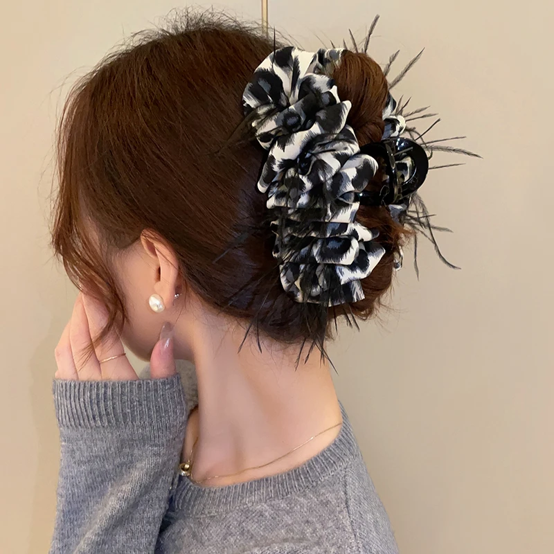 黑羽毛豹纹蝴蝶结抓夹女高级感2024新款发夹后脑勺盘发鲨鱼夹发卡