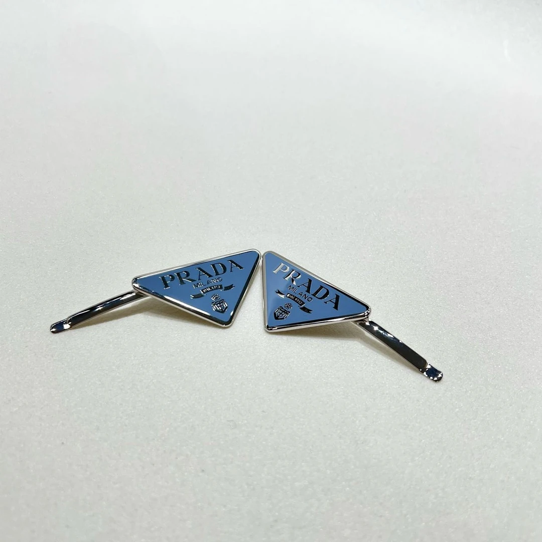 全新未使用 Prada/普拉达 珐琅三角徽标发夹