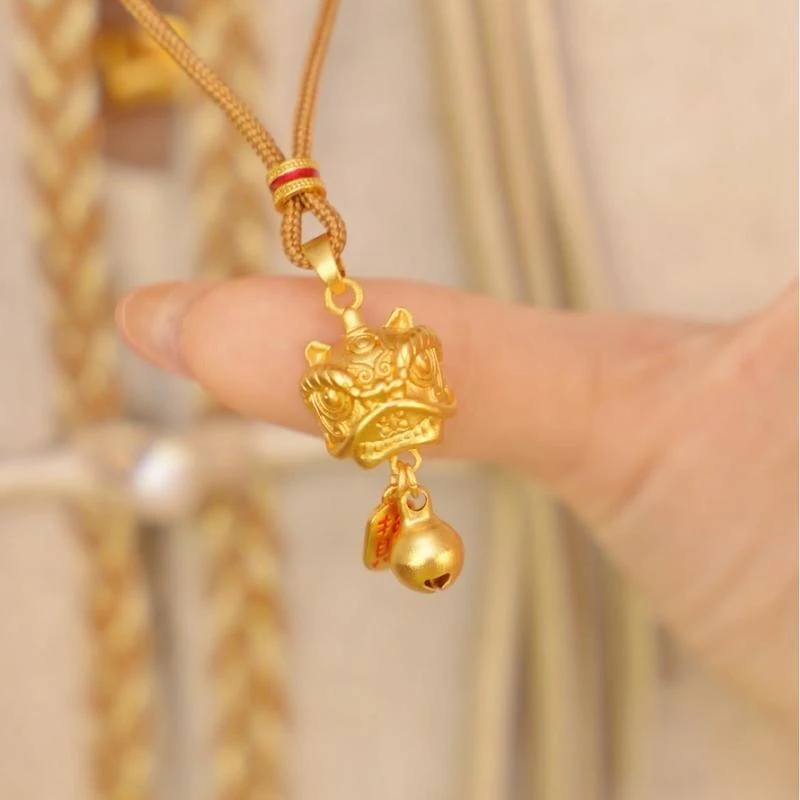 铜合金吊坠 古法鎏金錾刻实心立体瑞兽铃铛小醒狮吊坠项链