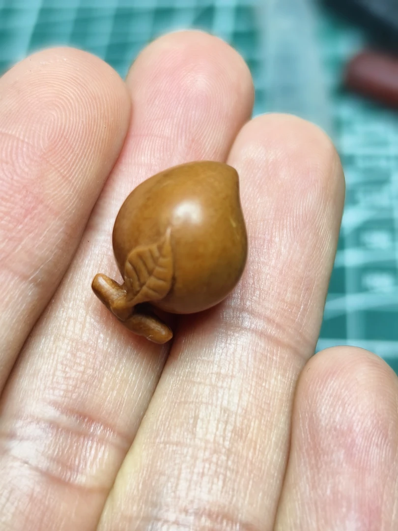 龙纹桃核雕刻寿桃