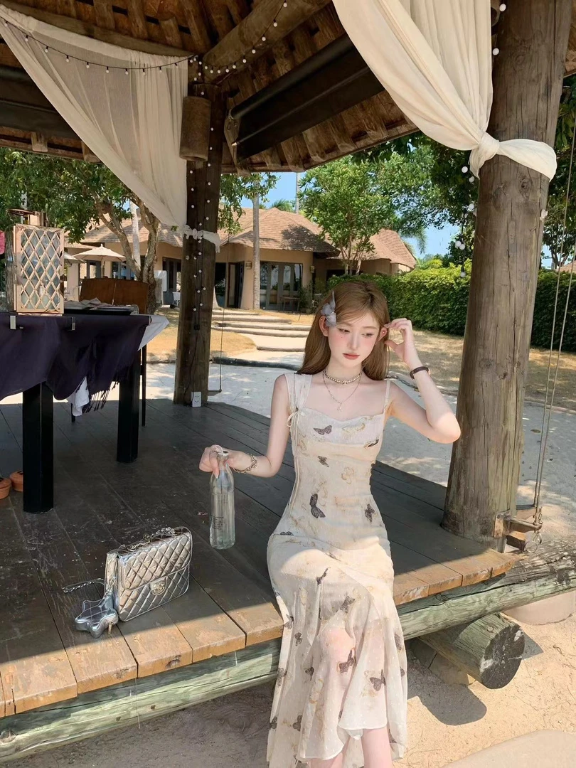 T54法式蝴蝶印花吊带连衣裙女夏季新款气质收腰显瘦海边度假长裙