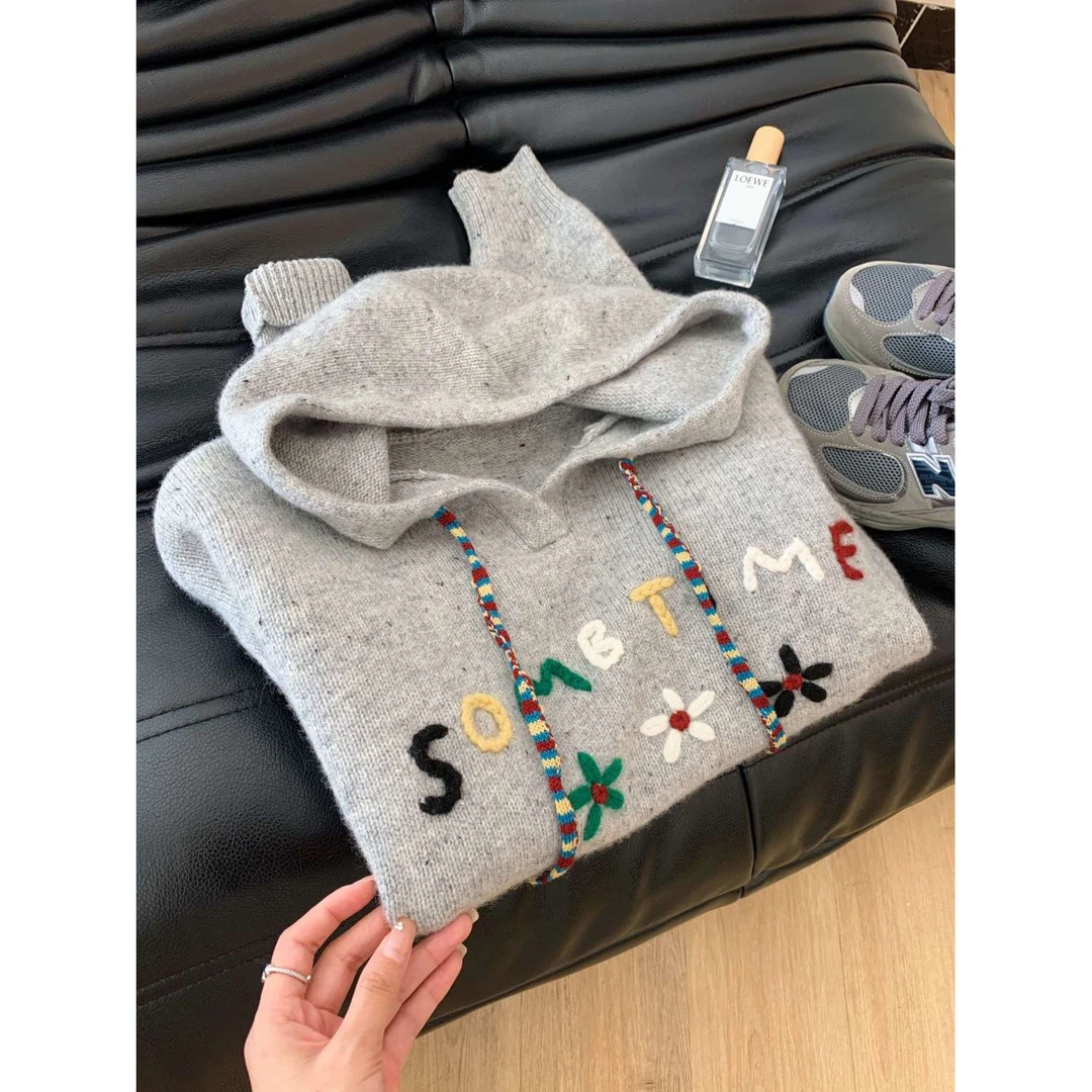 灰色字母刺绣连帽毛衣女百搭秋冬新款宽松慵懒风软糯针织衫上衣