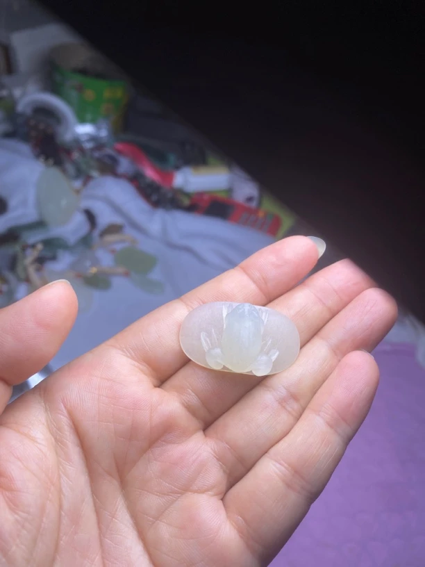 和田玉呱呱来财吊坠