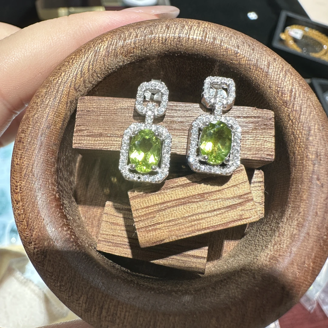 【267】 天然设计感橄榄石银925耳钉