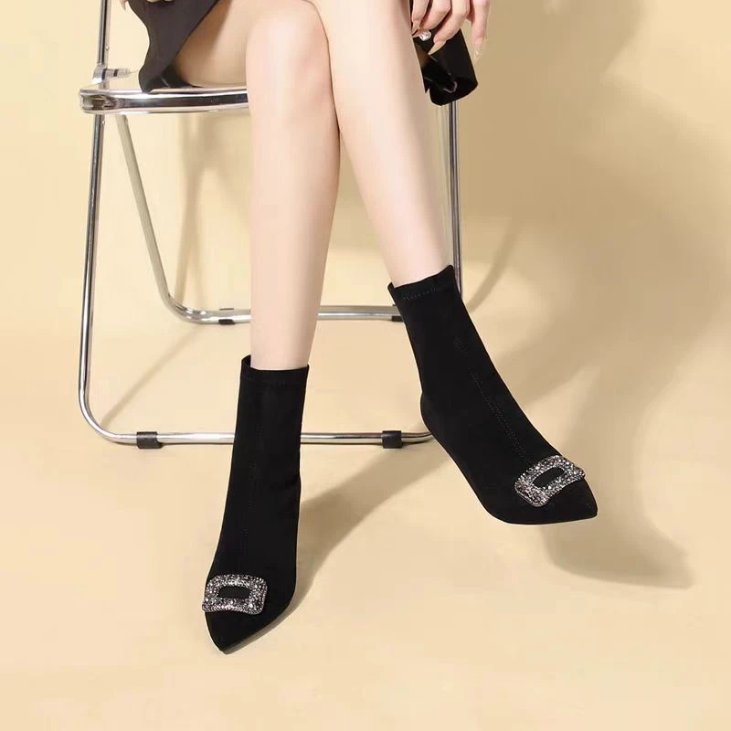 2024新款尖头细跟钻扣黑色绒面弹力瘦瘦短靴女久穿不累脚经典百搭