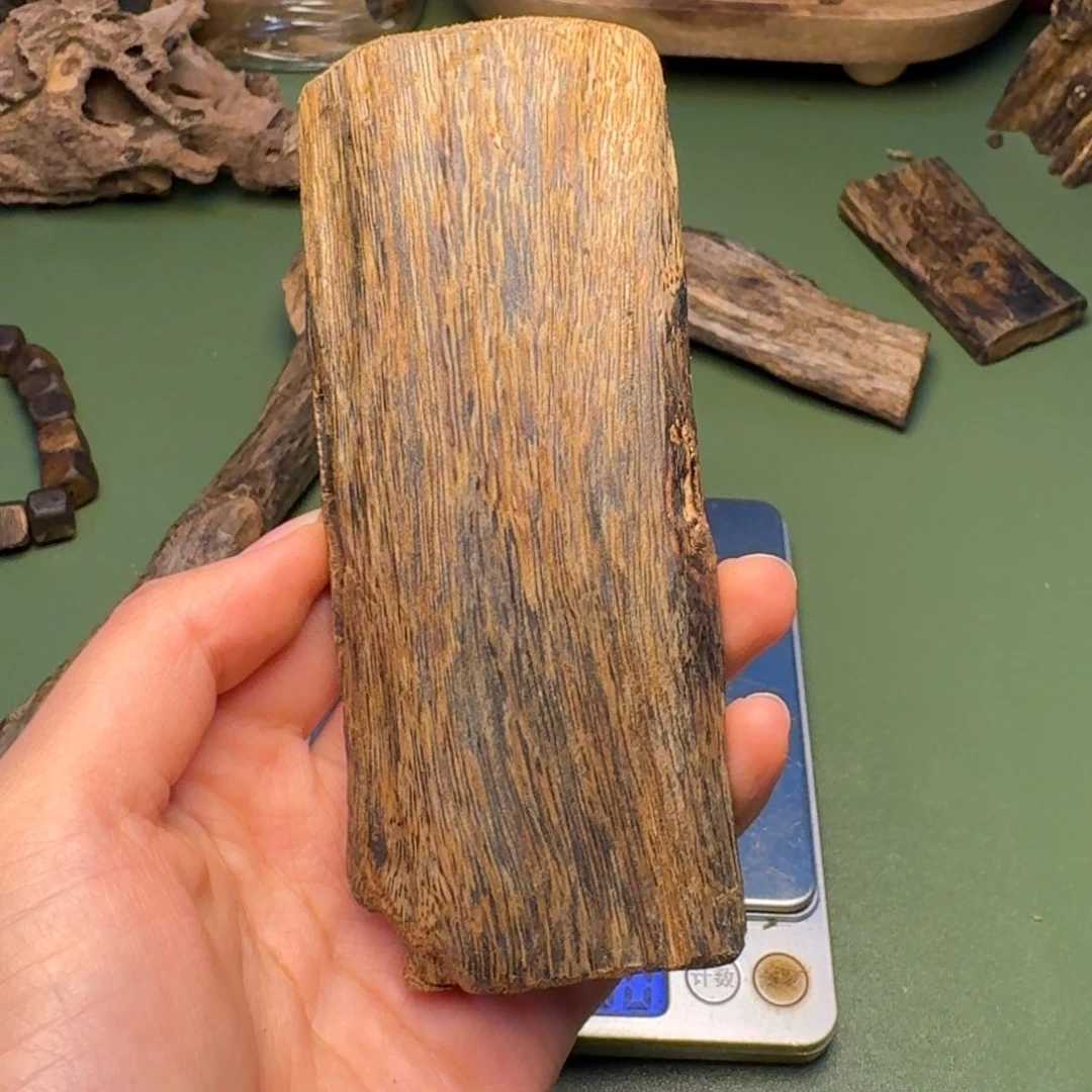 沉香手把件海南老白棋块料51克