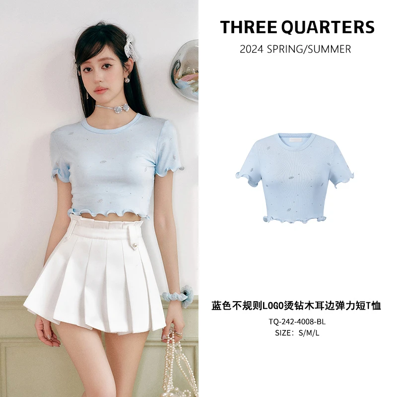 Three Quarters不规则logo烫钻木耳边弹力短T恤