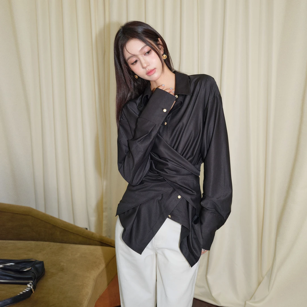 Three Quarters 缎感光泽不规则门襟收腰衬衫