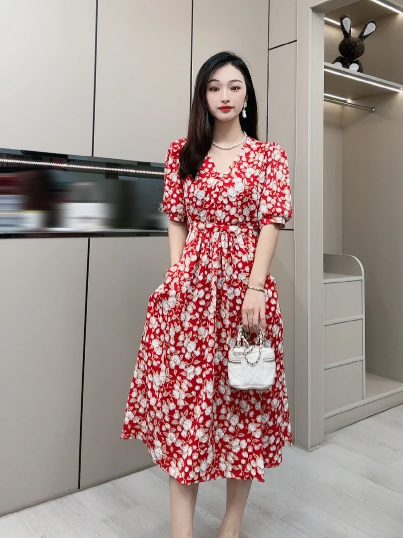 夏季时尚V领宽松版型度假风沙滩裙显瘦中长款碎花短袖女装连衣裙