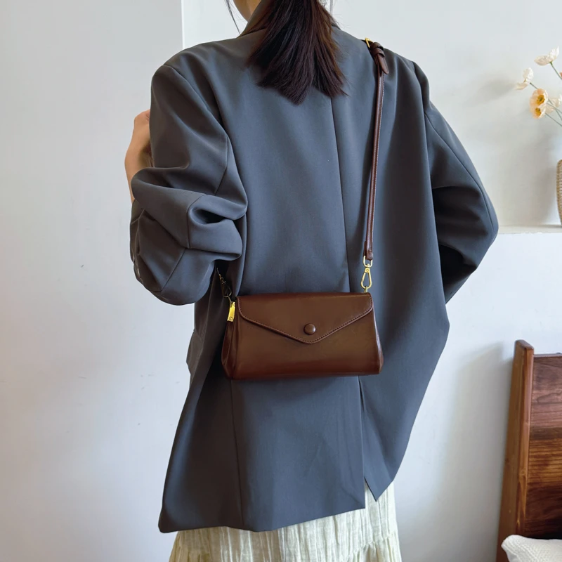 2024秋冬女士枕头包百搭斜挎包轻奢通勤桶包简约经典风琴包19138