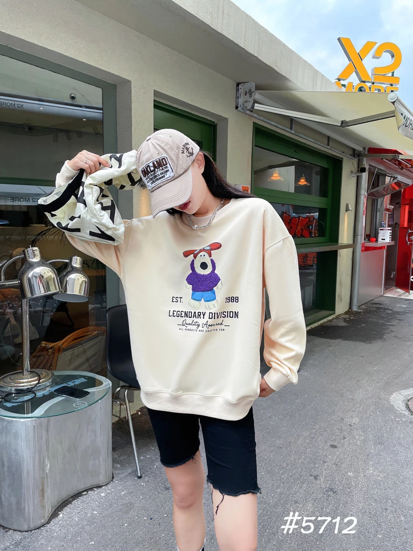 春季新款时尚潮流宽松休闲长袖圆领百搭压花纯色卫衣