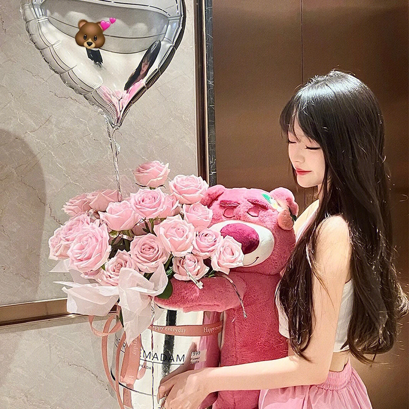 真花粉玫瑰草莓熊抱抱桶玫瑰花束女友鲜花速递全国花店同城配送