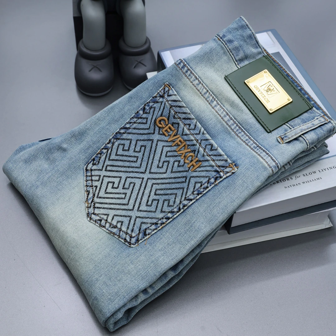 2024春夏男士轻奢欧货后袋绣花修身浅蓝色精品牛仔裤