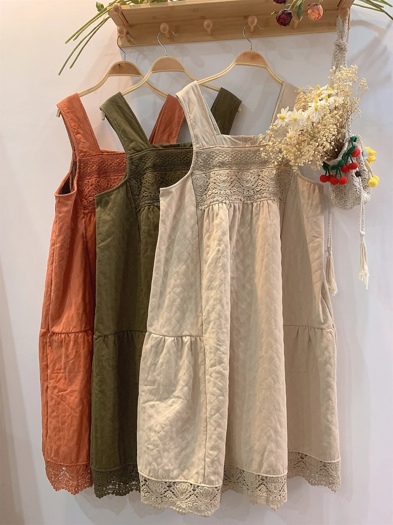 《米粒》92392森系宽松拼接蕾丝花边加绒加厚背心式连衣裙