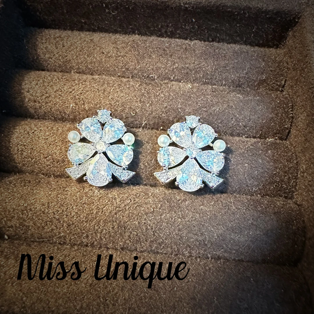 B1389白色水滴五瓣花耳环