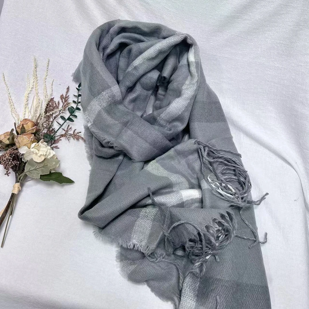 【绒绒暖意】秋冬新时尚百搭格子流苏围巾688013