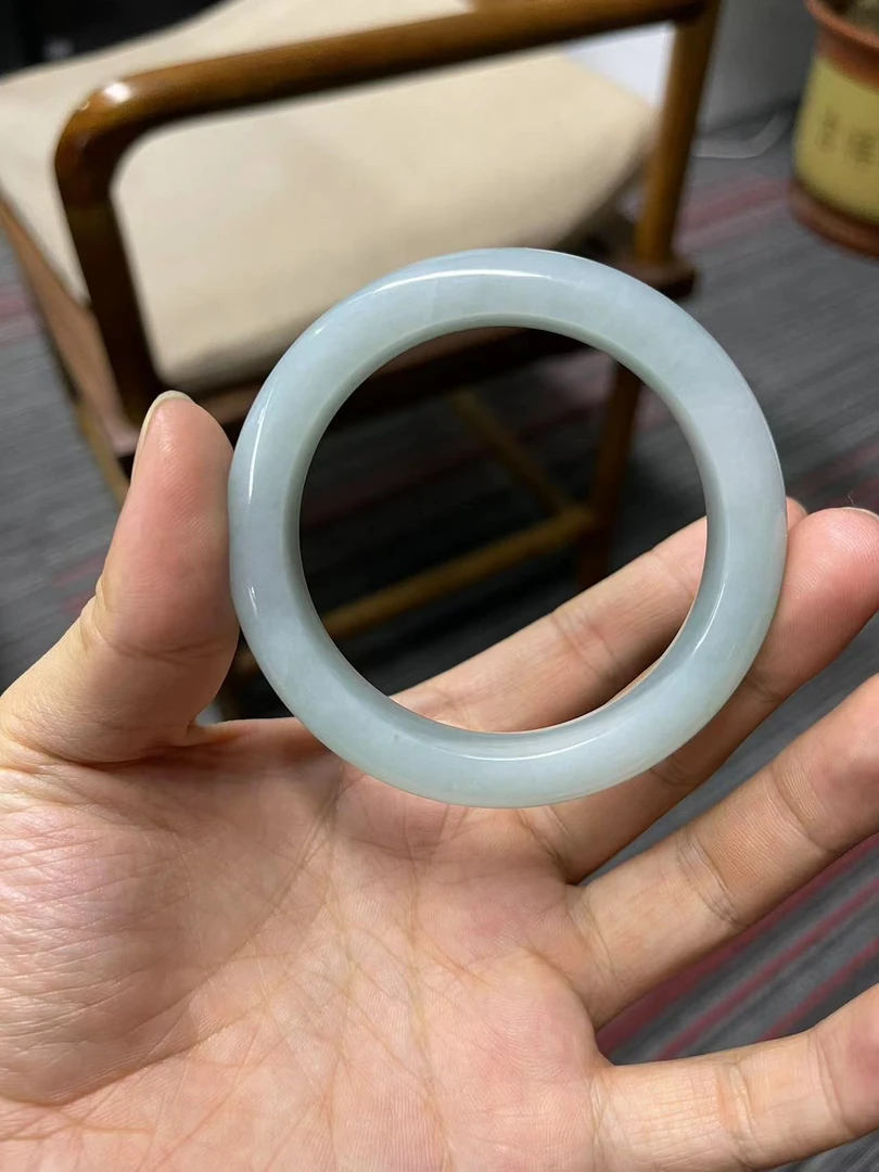 天然翡翠手镯一个