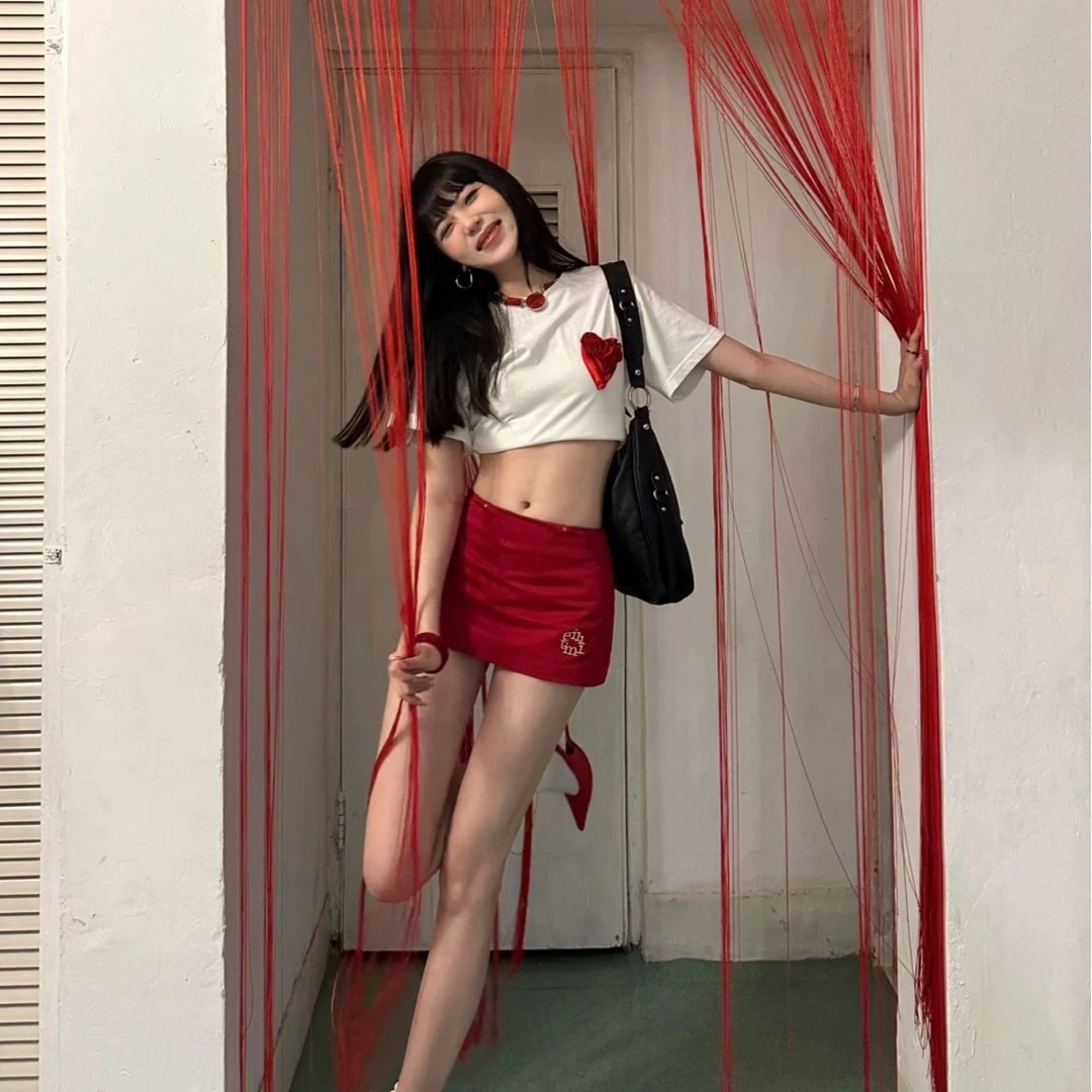 韩系新款辣妹半身裙红色刺绣低腰复古裙子显高显瘦个性小众半身裙