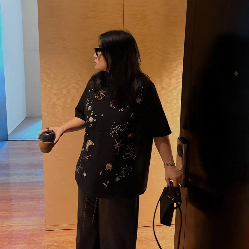 铅笔小鑫大码女装 星空元素重工刺绣大码T恤 宽松时髦感短袖