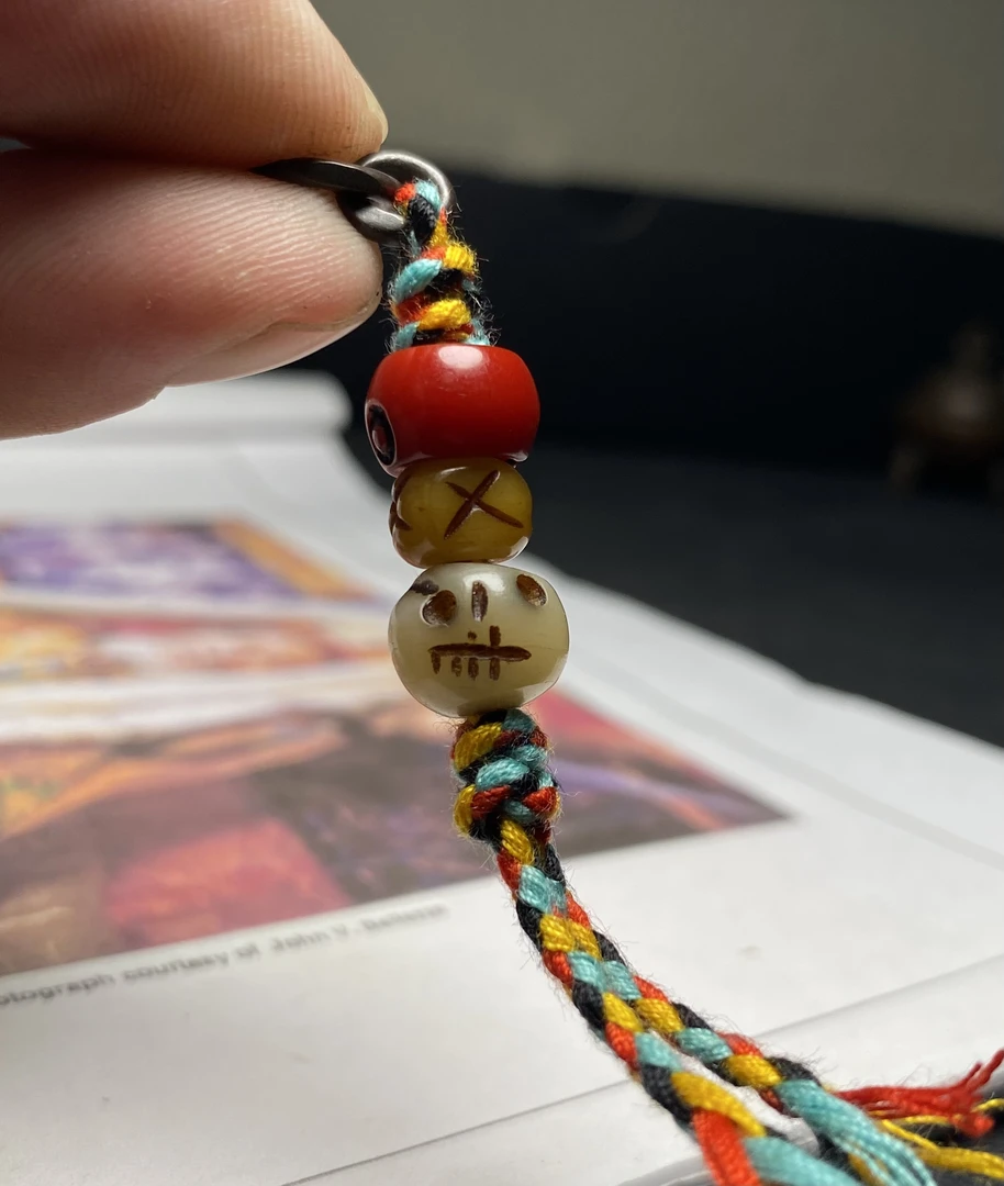 藏传文玩料器骨雕侧挂小元素