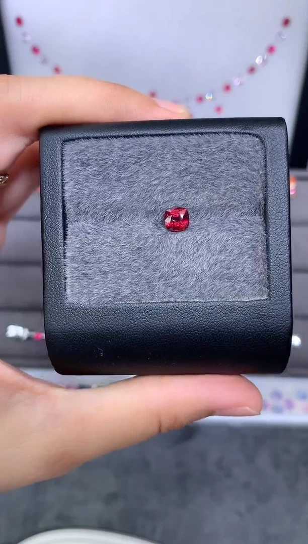 裸石未镶嵌尖晶石枕型 红蔷薇色调 0.85ct