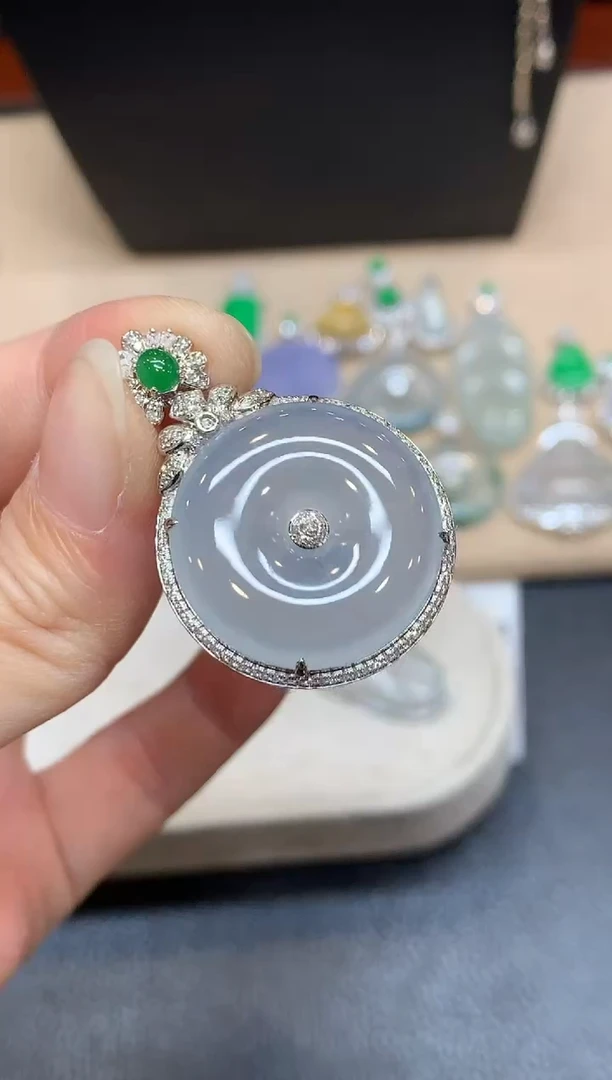 颈饰18K金镶嵌翡翠平安扣【无服务费