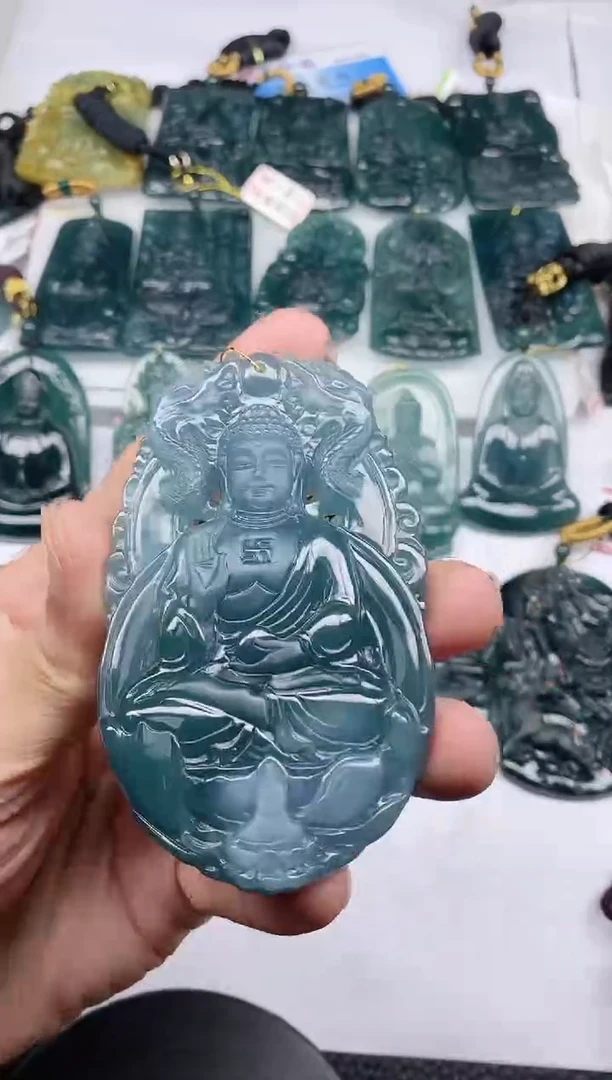 颈饰未镶嵌翡翠