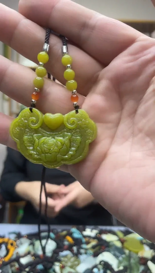 未镶嵌岫玉吊坠`