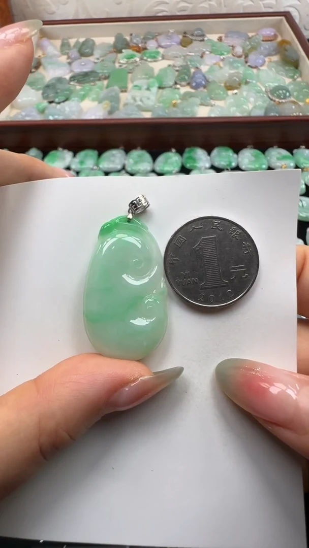 吊坠(不含链)18K金镶嵌翡翠如意