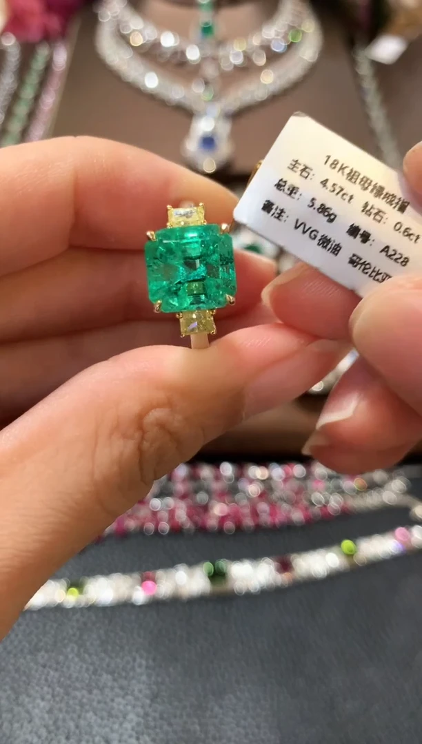 18K金镶嵌戒指祖母绿m117