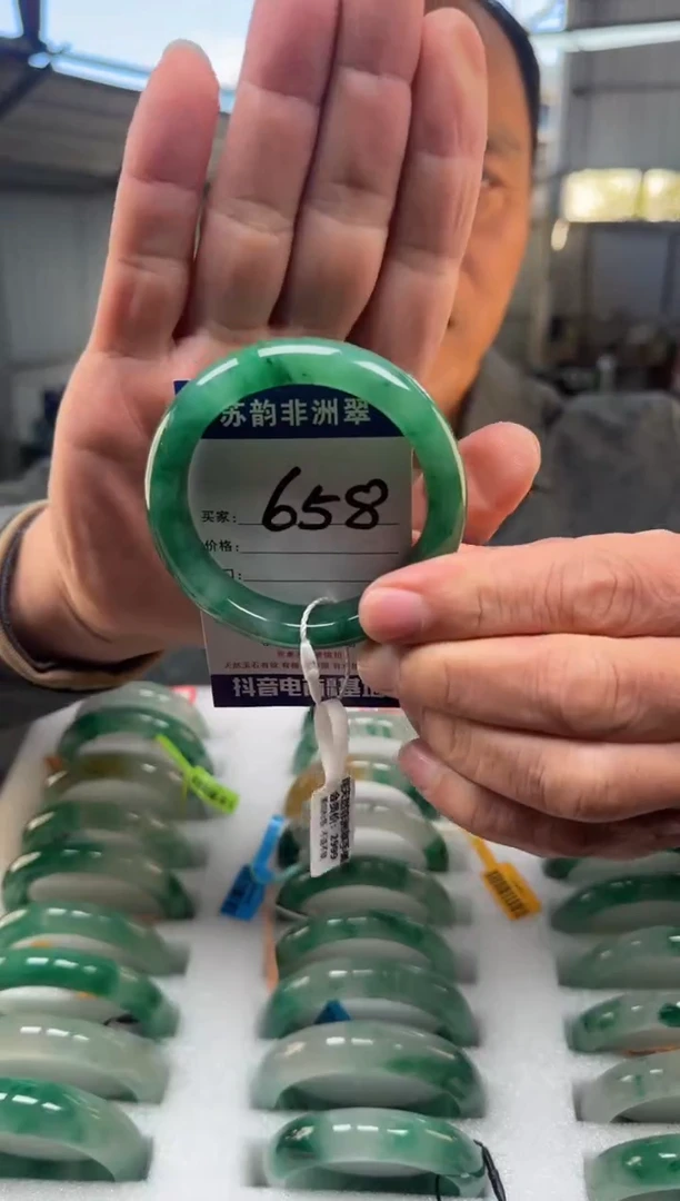 未镶嵌手镯石英质玉（非洲翠）55+