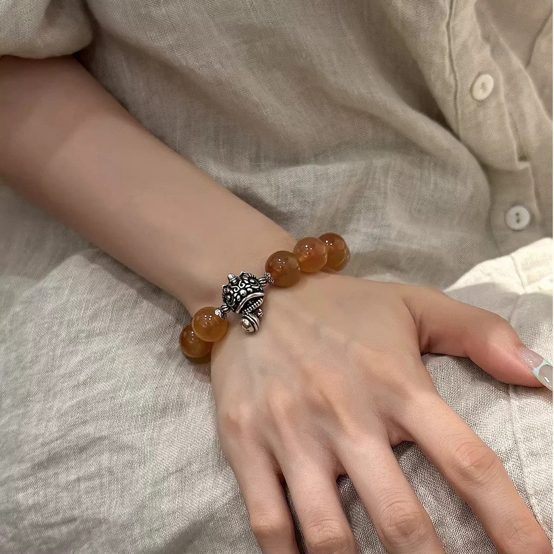 S11111<非晚>s925银橙色冰透玛瑙圆珠醒狮吊铃铛弹力手串多样性发