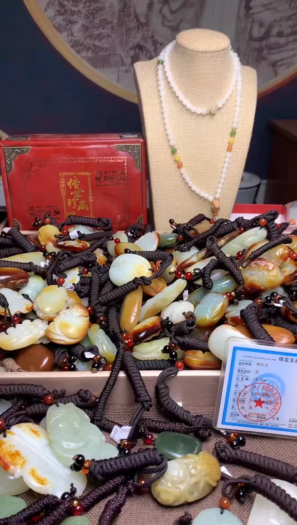 颈饰未镶嵌和田玉.