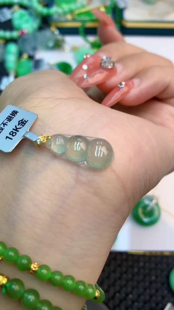 颈饰18K金镶嵌翡翠1