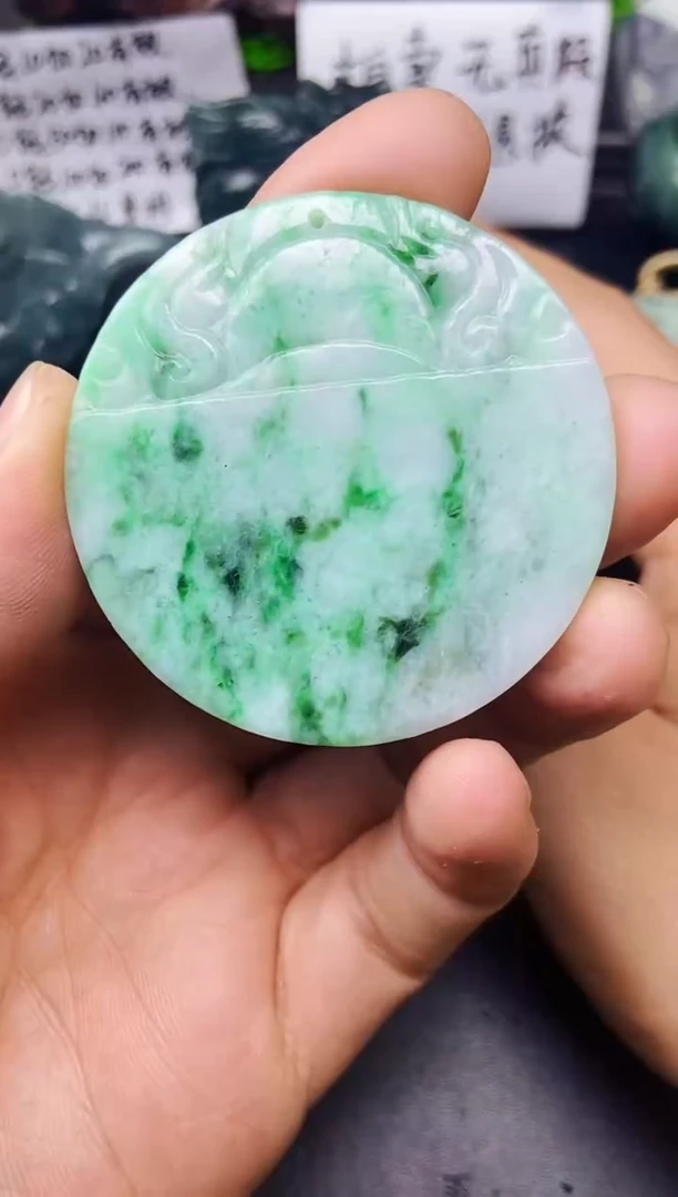 颈饰未镶嵌翡翠李*，仿古牌