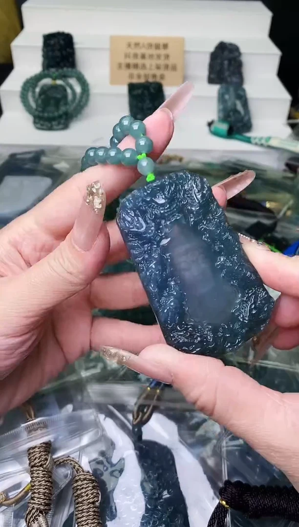 颈饰未镶嵌翡翠